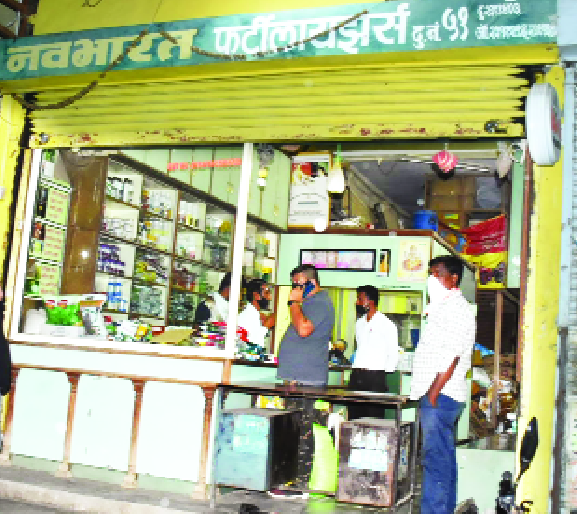 Fertilizer hoarding shopkeeper's license suspended | खताची साठेबाजी करणाऱ्या दुकानदाराचा परवाना निलंबित Fertilizer hoarding shopkeeper's license suspended | खताची साठेबाजी करणाऱ्या दुकानदाराचा परवाना निलंबित