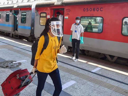 Seven thousand train passengers traveled without masks; 1 crore 27 lakh fine recovered | सात हजार रेल्वे प्रवाशांनी केला विनामास्क प्रवास; १२ लाख ७२ हजाराचा दंड वसूल Seven thousand train passengers traveled without masks; 1 crore 27 lakh fine recovered | सात हजार रेल्वे प्रवाशांनी केला विनामास्क प्रवास; १२ लाख ७२ हजाराचा दंड वसूल