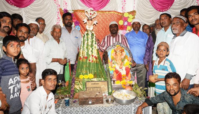 Unity in diversity; Bappa and Moharam's claws in one post | विविधतेत एकता; बाप्पा अन् मोहरमचे पंजे एकाच मांडवात Unity in diversity; Bappa and Moharam's claws in one post | विविधतेत एकता; बाप्पा अन् मोहरमचे पंजे एकाच मांडवात