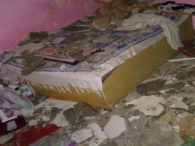 The slab of a house in Navsarshan building collapsed in Thane, 4 others injured | ठाण्यामध्ये नवदर्शन इमारतीतील घराचा स्लॅब कोसळला, 4 जण जखमी The slab of a house in Navsarshan building collapsed in Thane, 4 others injured | ठाण्यामध्ये नवदर्शन इमारतीतील घराचा स्लॅब कोसळला, 4 जण जखमी