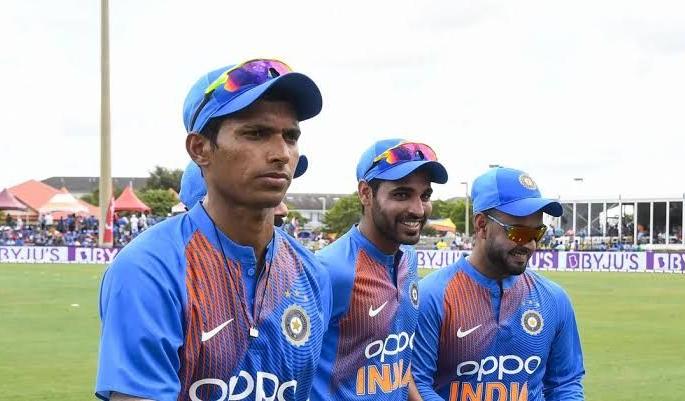Deepak Chahar has been ruled out of the 3rd INDvWI ODI. Navdeep Saini replaces him. | तिसऱ्या सामन्यासाठी भारतीय संघात नवीन चेहरा, विराट कोहलीने दिली पदार्पणाची कॅप