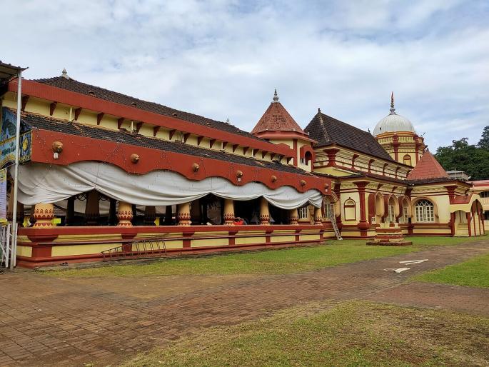 villagers priests clashed controversy over donation material in madkai navadurga temple | ग्रामस्थ-पुरोहित भिडले! मडकई नवदुर्गा मंदिरातील 'दान' सामग्रीवरून वाद villagers priests clashed controversy over donation material in madkai navadurga temple | ग्रामस्थ-पुरोहित भिडले! मडकई नवदुर्गा मंदिरातील 'दान' सामग्रीवरून वाद