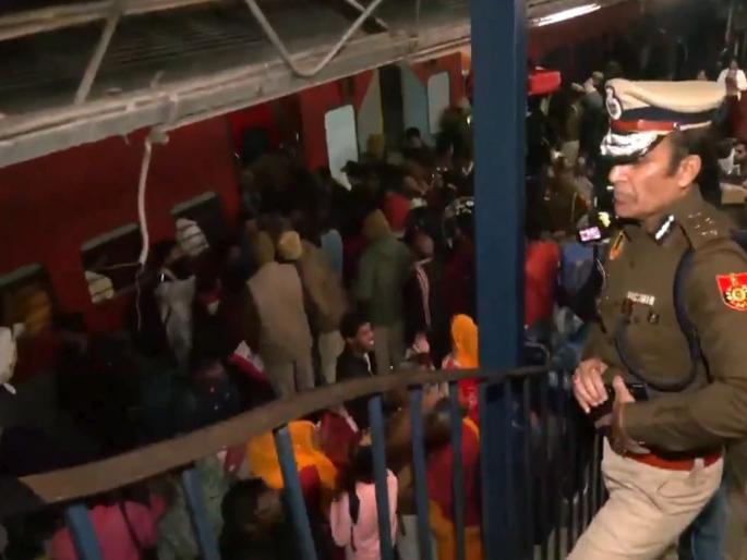 Stampede-like situation at New Delhi railway station, huge crowd of people going to Kumbh Mela, 15 people injured | New Delhi Railway Station Stampede: नवी दिल्ली रेल्वेस्थानकात चेंगराचेंगरी, ३ मुलांसह १५ जणांचा मृत्यू; कुंभमेळ्यात जाण्यासाठी झाली होती गर्दी Stampede-like situation at New Delhi railway station, huge crowd of people going to Kumbh Mela, 15 people injured | New Delhi Railway Station Stampede: नवी दिल्ली रेल्वेस्थानकात चेंगराचेंगरी, ३ मुलांसह १५ जणांचा मृत्यू; कुंभमेळ्यात जाण्यासाठी झाली होती गर्दी
