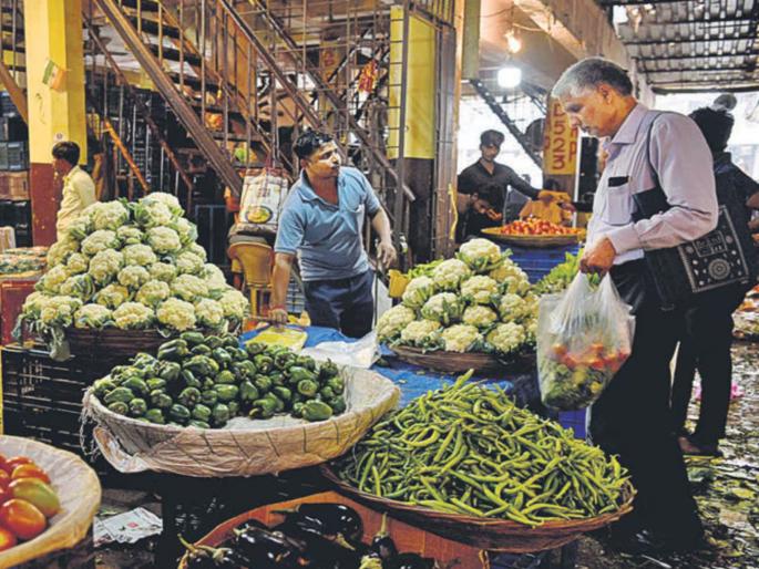 Chili became sweet; Consumers are relieved as prices fall | तिखट मिरची झाली गोड; भाव घसरल्याने ग्राहकांना दिलासा Chili became sweet; Consumers are relieved as prices fall | तिखट मिरची झाली गोड; भाव घसरल्याने ग्राहकांना दिलासा