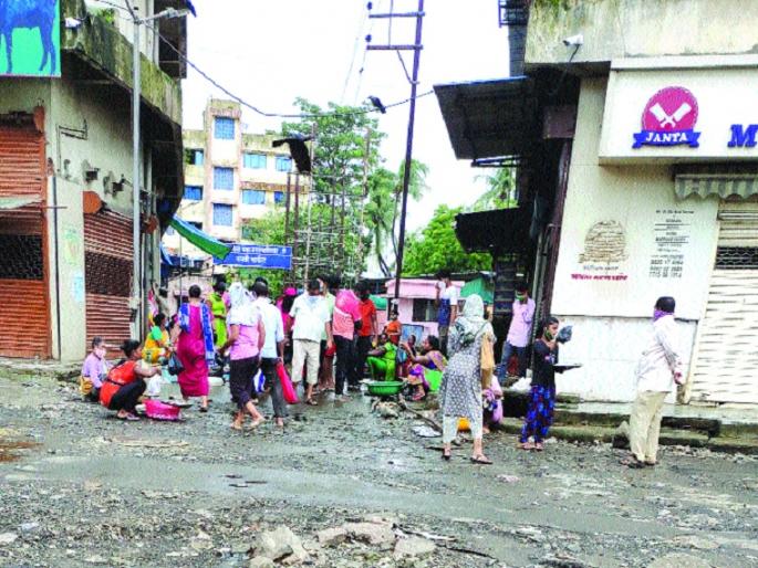 Disadvantages of concessions in Navi Mumbai; Action against more than 10,000 people in lockdown | नवी मुंबईत सवलतींचा गैरफायदा; लॉकडाऊनमध्ये १० हजारांहून अधिक जणांवर कारवाई Disadvantages of concessions in Navi Mumbai; Action against more than 10,000 people in lockdown | नवी मुंबईत सवलतींचा गैरफायदा; लॉकडाऊनमध्ये १० हजारांहून अधिक जणांवर कारवाई