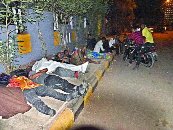 Vannavan for future police recruitment, stay overnight on the road and social organizations also do not help | भावी पोलिसांची निवाऱ्यासाठी वणवण, रोडवरच रात्रभर मुक्काम, सामाजिक संस्थांकडूनही मदत नाही Vannavan for future police recruitment, stay overnight on the road and social organizations also do not help | भावी पोलिसांची निवाऱ्यासाठी वणवण, रोडवरच रात्रभर मुक्काम, सामाजिक संस्थांकडूनही मदत नाही