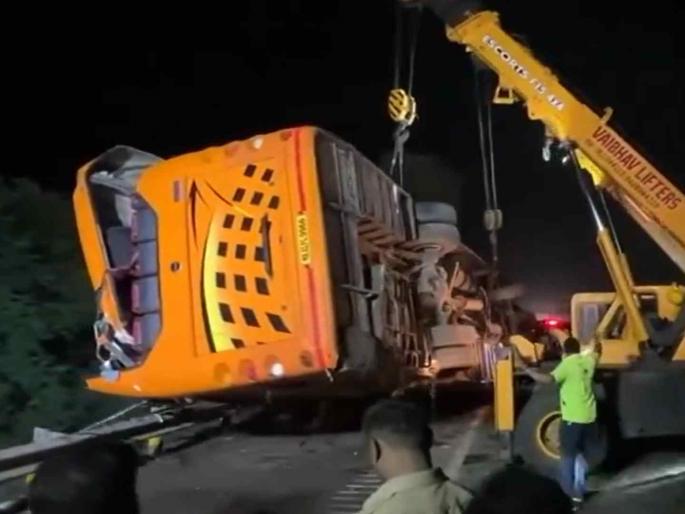 Pandharpur bound bus met with an accident on the Mumbai Pune Expressway 5 people died | पंढरपूरकडे जाणाऱ्या वारकऱ्यांच्या बसचा भीषण अपघात, ५ जणांचा मृत्यू; ट्रॅक्टरवर आदळून ट्रॅव्हल बस खड्ड्यात कोसळली Pandharpur bound bus met with an accident on the Mumbai Pune Expressway 5 people died | पंढरपूरकडे जाणाऱ्या वारकऱ्यांच्या बसचा भीषण अपघात, ५ जणांचा मृत्यू; ट्रॅक्टरवर आदळून ट्रॅव्हल बस खड्ड्यात कोसळली