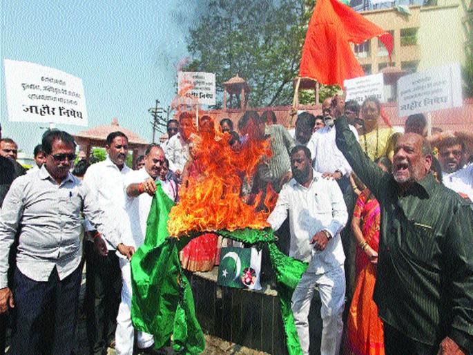 Terrorist attack city dwellers protest | दहशतवादी हल्ल्याचा शहरवासीयांकडून निषेध Terrorist attack city dwellers protest | दहशतवादी हल्ल्याचा शहरवासीयांकडून निषेध
