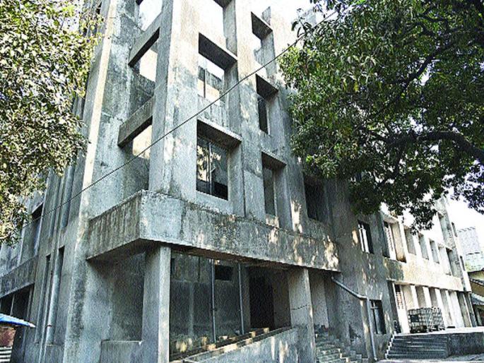 In the workplace of government buildings, in the absence of administrative machinery, ignore them | शासकीय इमारतींचे काम अपूर्णावस्थेत, प्रशासकीय यंत्रणांचे दुर्लक्ष In the workplace of government buildings, in the absence of administrative machinery, ignore them | शासकीय इमारतींचे काम अपूर्णावस्थेत, प्रशासकीय यंत्रणांचे दुर्लक्ष