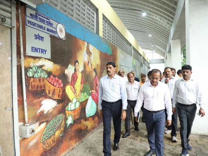 commissioner inspected the city market for use | शहरातील मार्केट वापरात आणण्यासाठी आयुक्तांनी केली पाहणी commissioner inspected the city market for use | शहरातील मार्केट वापरात आणण्यासाठी आयुक्तांनी केली पाहणी