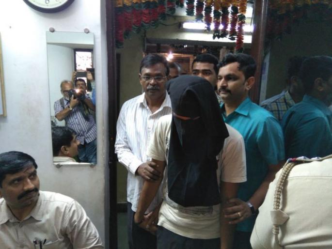 Navi Mumbai: The arrest of a student who was obstructing the train from the train was finally arrested, the action of the Vashi railway police | नवी मुंबई : विद्यार्थिनीला रेल्वेतून ढकलणाऱ्या आरोपीला अखेर अटक, वाशी रेल्वे पोलिसांची कारवाई Navi Mumbai: The arrest of a student who was obstructing the train from the train was finally arrested, the action of the Vashi railway police | नवी मुंबई : विद्यार्थिनीला रेल्वेतून ढकलणाऱ्या आरोपीला अखेर अटक, वाशी रेल्वे पोलिसांची कारवाई