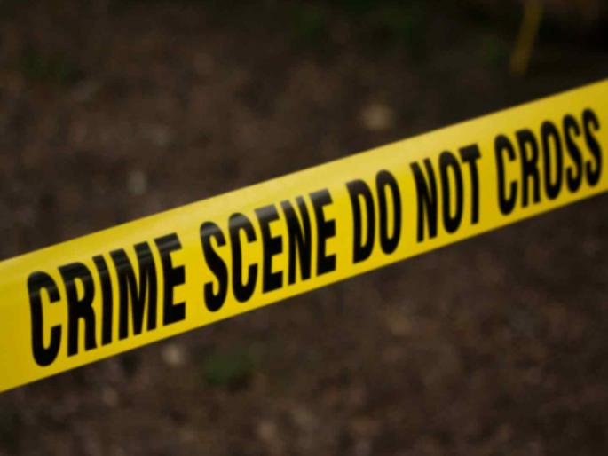 Husband smashes head of man who harassed his wife | पत्नीला त्रास देणाऱ्याचे पतीने फोडले डोके Husband smashes head of man who harassed his wife | पत्नीला त्रास देणाऱ्याचे पतीने फोडले डोके