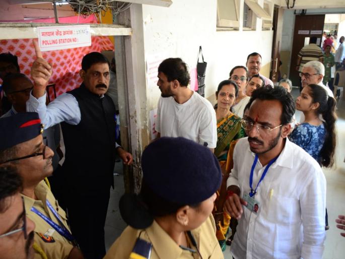 Municipal Commissioner slaps those who are negligent, issues instructions to candidates and election representatives | निष्काळजीपणा करणारांना मनपा आयुक्तांनी झापले, उमेदवारांसह निवडणूक प्रतिनिधींनाही केल्या सूचना Municipal Commissioner slaps those who are negligent, issues instructions to candidates and election representatives | निष्काळजीपणा करणारांना मनपा आयुक्तांनी झापले, उमेदवारांसह निवडणूक प्रतिनिधींनाही केल्या सूचना