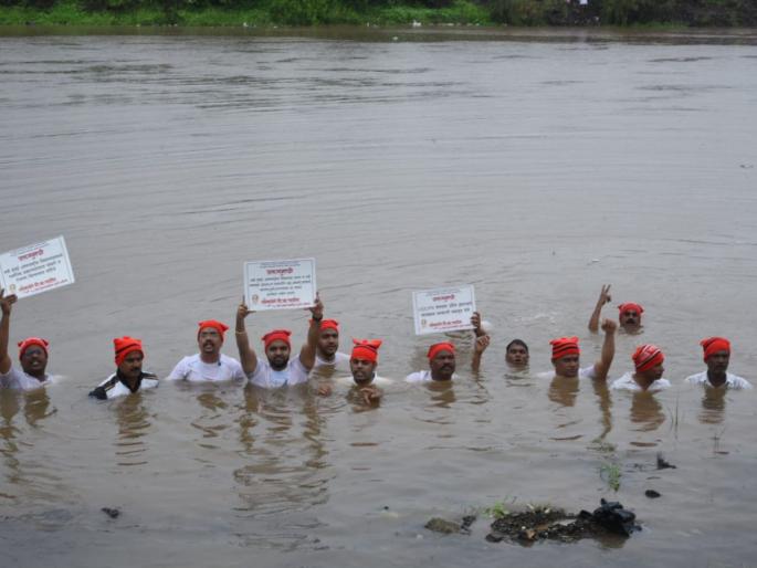 Raigad: Navi Mumbai airport project victims' water burial protest   | Raigad: नवी मुंबई विमानतळ प्रकल्पग्रस्तांचे जलसमाधी आंदोलन   Raigad: Navi Mumbai airport project victims' water burial protest   | Raigad: नवी मुंबई विमानतळ प्रकल्पग्रस्तांचे जलसमाधी आंदोलन
