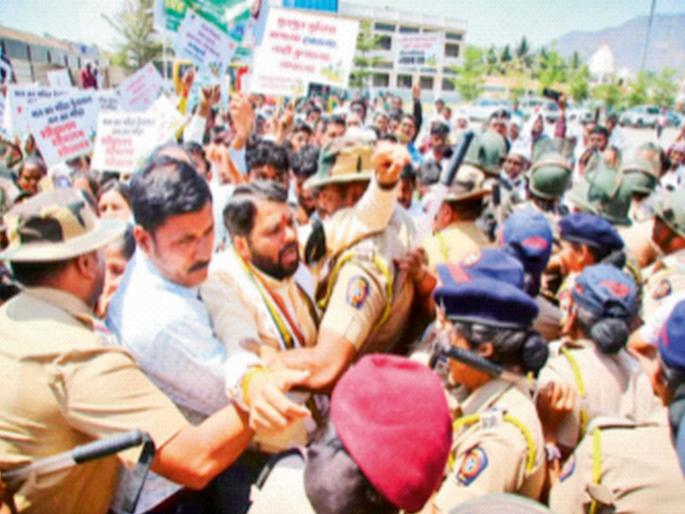 Farmer leader Tupkar stopped in Khalapur; Attempt to crush the protest, alleges Ravikant Tupkar | शेतकरी नेते तुपकरांना खालापूरमध्ये रोखले; आंदोलन चिरडण्याचा प्रयत्न, रविकांत तुपकर यांचा आरोप Farmer leader Tupkar stopped in Khalapur; Attempt to crush the protest, alleges Ravikant Tupkar | शेतकरी नेते तुपकरांना खालापूरमध्ये रोखले; आंदोलन चिरडण्याचा प्रयत्न, रविकांत तुपकर यांचा आरोप