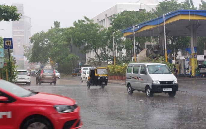 stormy winds caused havoc for navi mumbaikars traffic jams | वादळी वाऱ्याने केली नवी मुंबईकरांची दैना, वाहतूक कोंडी stormy winds caused havoc for navi mumbaikars traffic jams | वादळी वाऱ्याने केली नवी मुंबईकरांची दैना, वाहतूक कोंडी