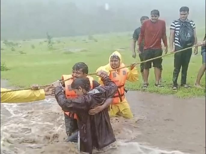 Navi Mumbai: Defying curfew, tourists get stuck near waterfall in CBD, 50 rescued  | Navi Mumbai: बंदी झुगारून गेलेले पर्यटक नवी मुंबईतील धबधब्याजवळ अडकले, ५० जणांची सुटका  Navi Mumbai: Defying curfew, tourists get stuck near waterfall in CBD, 50 rescued  | Navi Mumbai: बंदी झुगारून गेलेले पर्यटक नवी मुंबईतील धबधब्याजवळ अडकले, ५० जणांची सुटका