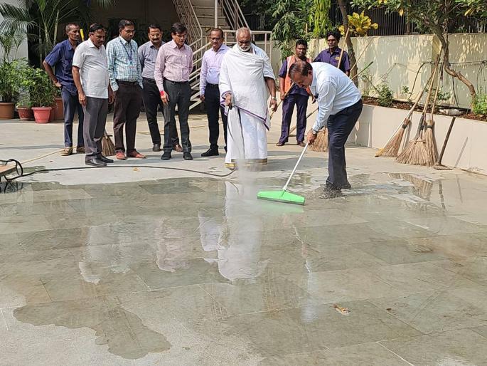 Municipal cleaning drive in places of worship in Nerul | नेरुळमधील प्रार्थनास्थळांमध्ये महापालिकेची स्वच्छता मोहीम Municipal cleaning drive in places of worship in Nerul | नेरुळमधील प्रार्थनास्थळांमध्ये महापालिकेची स्वच्छता मोहीम