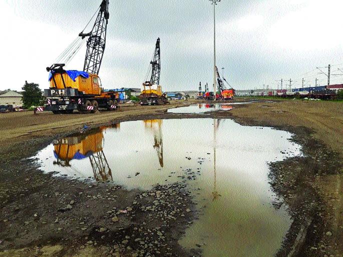 Kalamboli railway mounds mud, three thousand Mathadi workers unprotected | कळंबोली रेल्वे धक्क्यावर चिखल, साडेतीन हजार माथाडी कामगार असुरक्षित
