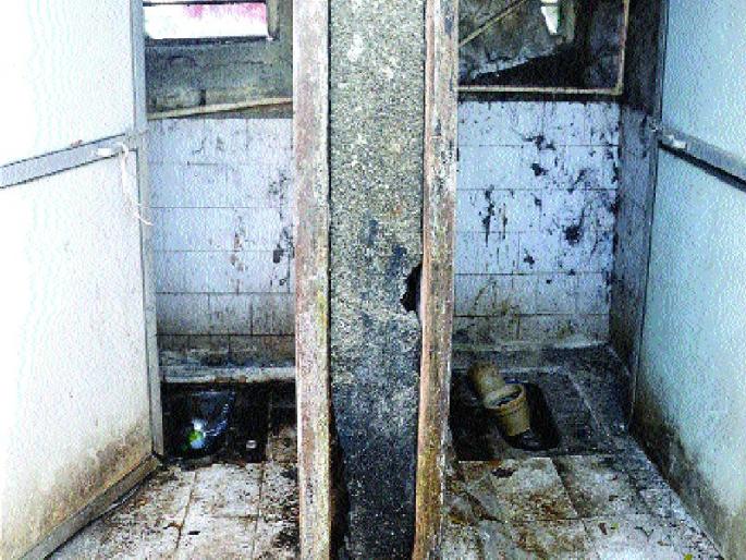 Building of Panvel Court is dangerous | पनवेल न्यायालयाची इमारत धोकादायक Building of Panvel Court is dangerous | पनवेल न्यायालयाची इमारत धोकादायक