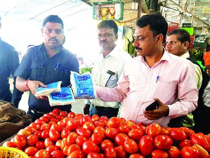 704 kg plastic bags seized in Navi Mumbai | नवी मुंबईत ७०४ किलो प्लॅस्टिक पिशव्या जप्त 704 kg plastic bags seized in Navi Mumbai | नवी मुंबईत ७०४ किलो प्लॅस्टिक पिशव्या जप्त