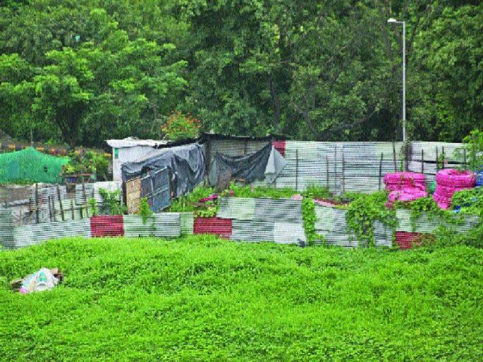 Private godown on the hostel plot | वसतिगृहाच्या भूखंडावर खासगी गोडाऊन Private godown on the hostel plot | वसतिगृहाच्या भूखंडावर खासगी गोडाऊन