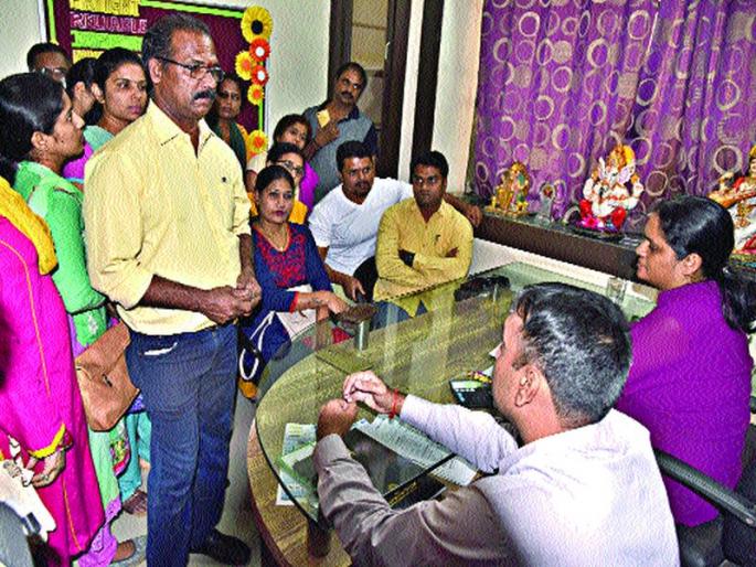 Parents protest against Shantiniketan school, protest against Fellowship | पालकांचे शांतीनिकेतन शाळेविरोधात आंदोलन, फीवाढीचा निषेध Parents protest against Shantiniketan school, protest against Fellowship | पालकांचे शांतीनिकेतन शाळेविरोधात आंदोलन, फीवाढीचा निषेध