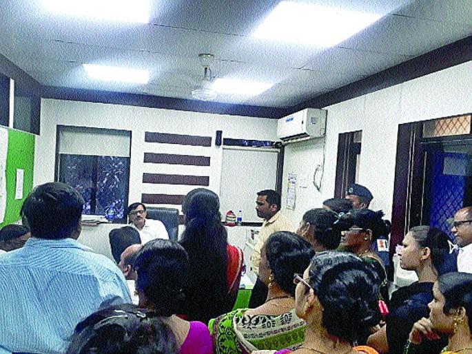 In the Kambholi households, sewage and sewage, Malani: Saran Vahiniya Tumblia | कळंबोलीत घरांमध्ये शिरले सांडपाणी, मलनि:सारण वाहिन्या तुंबल्या In the Kambholi households, sewage and sewage, Malani: Saran Vahiniya Tumblia | कळंबोलीत घरांमध्ये शिरले सांडपाणी, मलनि:सारण वाहिन्या तुंबल्या
