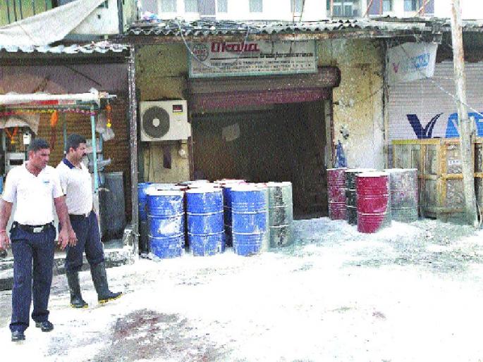 Explosive hamble truck terminal complex | स्फोटाने हादरला ट्रक टर्मिनल परिसर Explosive hamble truck terminal complex | स्फोटाने हादरला ट्रक टर्मिनल परिसर