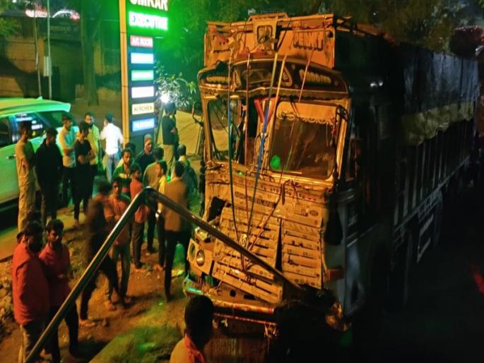 Container direct service road from highway the fourth accident navale bridge of the week | Navale Bridge Pune: महामार्गावरून कंटेनर थेट सेवा रस्त्यावर; आठवडयातील चौथा अपघात Container direct service road from highway the fourth accident navale bridge of the week | Navale Bridge Pune: महामार्गावरून कंटेनर थेट सेवा रस्त्यावर; आठवडयातील चौथा अपघात