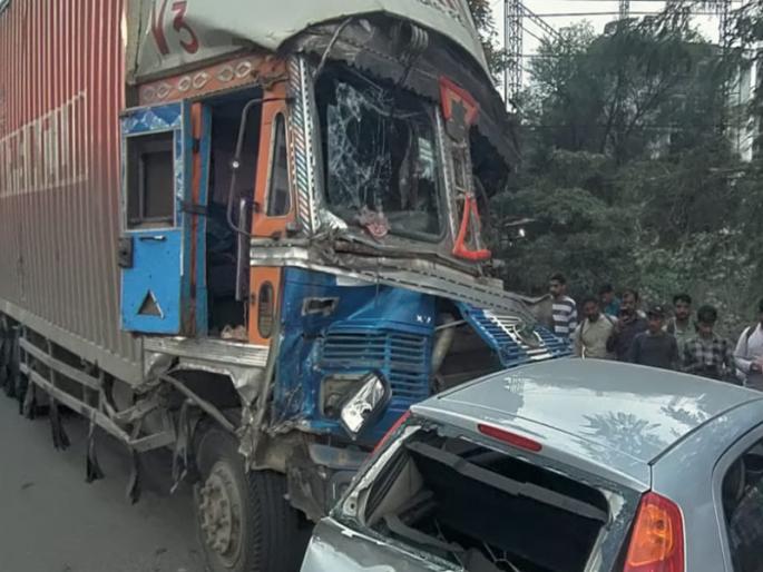 Container hits five vehicles, four injured; Accident near Navale bridge | Pune: कंटेनरने दिली पाच वाहनांना धडक, चार जण जखमी; नवले पुलाजवळील अपघात Container hits five vehicles, four injured; Accident near Navale bridge | Pune: कंटेनरने दिली पाच वाहनांना धडक, चार जण जखमी; नवले पुलाजवळील अपघात
