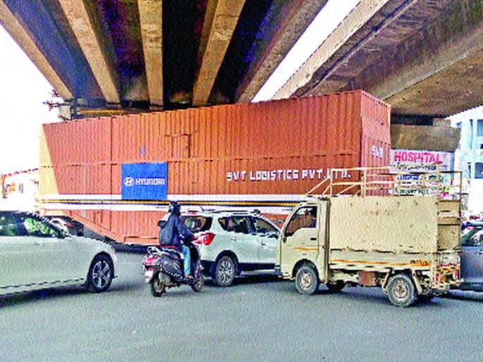 Naval pool is made 'Death's well | नवले पूल बनलाय ‘मौत का कुआँ Naval pool is made 'Death's well | नवले पूल बनलाय ‘मौत का कुआँ