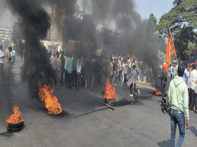 Movement of Maratha community near Navale Bridge; Blocked by burning tires on the highway, queues of vehicles | नवले पुलाजवळ मराठा समाजाचे आंदोलन; महामार्गावर टायर जाळून वाहतूक रोखली, वाहनांच्या रांगाच रांगा Movement of Maratha community near Navale Bridge; Blocked by burning tires on the highway, queues of vehicles | नवले पुलाजवळ मराठा समाजाचे आंदोलन; महामार्गावर टायर जाळून वाहतूक रोखली, वाहनांच्या रांगाच रांगा
