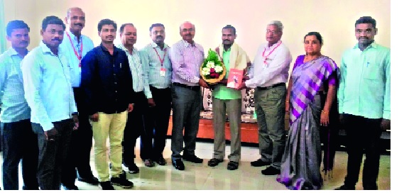  'Fasthati' presented the pain of Dada: Navnath Gore - The honor of the litterateur | ‘फेसाटी’तून वंचितांच्या वेदना मांडल्या : नवनाथ गोरे-साहित्यकाराचा सन्मान