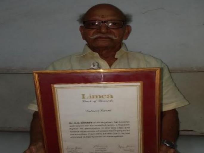 15061 Tooth Doctor, Recorded in the Limca Book of Records | १५०६१ तिरडी बांधणारा डॉक्टर, 'लिम्का बुक आॅफ रेकॉर्ड'मध्ये नोंद 15061 Tooth Doctor, Recorded in the Limca Book of Records | १५०६१ तिरडी बांधणारा डॉक्टर, 'लिम्का बुक आॅफ रेकॉर्ड'मध्ये नोंद