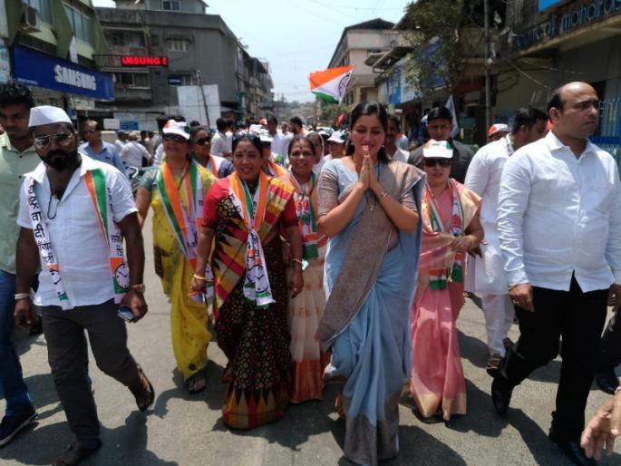 conflicts in Navneen kaur Rana's roadshow | नवनीत कौर राणा यांच्या रोड शोमध्ये धक्काबुक्की 