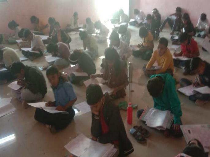 Lack of planning in Navodaya exam; Children solved the paper sitting on the cold, dusty floor | नवोदय परीक्षेत नियोजनाचा अभाव; चिमूकल्यांनी धुळीत थंड फरशीवर बसून सोडवला पेपर Lack of planning in Navodaya exam; Children solved the paper sitting on the cold, dusty floor | नवोदय परीक्षेत नियोजनाचा अभाव; चिमूकल्यांनी धुळीत थंड फरशीवर बसून सोडवला पेपर