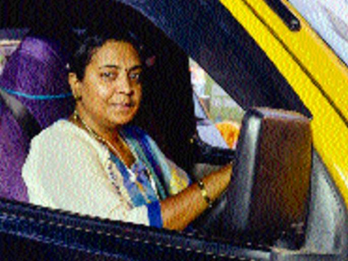 Driving of life and car in his own hand | सारथ्य तिच्या हाती... परिस्थितीला न डगमगता टॅक्सी चालवून उदरनिर्वाह Driving of life and car in his own hand | सारथ्य तिच्या हाती... परिस्थितीला न डगमगता टॅक्सी चालवून उदरनिर्वाह