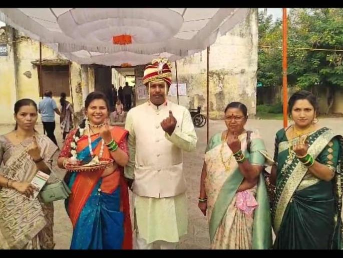 Obligation to exercise right to vote; The bridegroom also voted along with the bridegroom! | मतदानाचा हक्क बजावण्याचे पार पाडले कर्तव्य; वऱ्हाडींसह नवरदेवानेही केले मतदान! Obligation to exercise right to vote; The bridegroom also voted along with the bridegroom! | मतदानाचा हक्क बजावण्याचे पार पाडले कर्तव्य; वऱ्हाडींसह नवरदेवानेही केले मतदान!