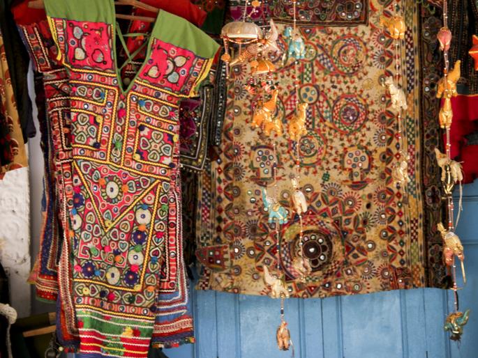 these fashion trends are hit this year during navratri for garba and dandiya | Navratri 2018 : सध्या नवरात्रीसाठी 'या' ट्रेन्डची आहे चलती! these fashion trends are hit this year during navratri for garba and dandiya | Navratri 2018 : सध्या नवरात्रीसाठी 'या' ट्रेन्डची आहे चलती!