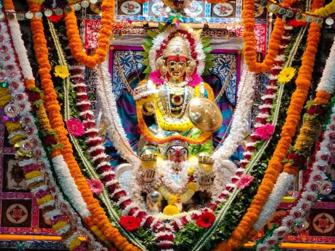 goa navratri special darshan of panchmurti on navratri navami at mahalsa temple in mhardol | नवरात्र विशेष: म्हार्दोळ येथील महालसा मंदिरात नवरात्री नवमीच्या दिवशी पंचमूर्तींचे दर्शन goa navratri special darshan of panchmurti on navratri navami at mahalsa temple in mhardol | नवरात्र विशेष: म्हार्दोळ येथील महालसा मंदिरात नवरात्री नवमीच्या दिवशी पंचमूर्तींचे दर्शन