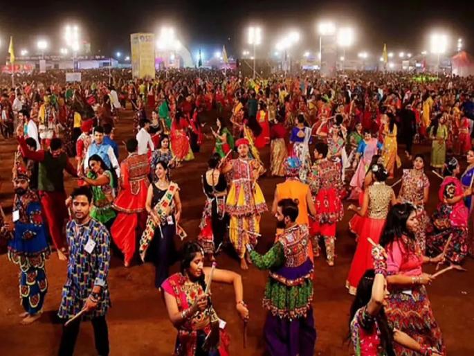 garba came in color the youth was shaken in mumbai | उड़ी उड़ी जाए...चौघडा तारा, ढोलीडा...; गरबा आला रंगात, तरुणाई थिरकली garba came in color the youth was shaken in mumbai | उड़ी उड़ी जाए...चौघडा तारा, ढोलीडा...; गरबा आला रंगात, तरुणाई थिरकली