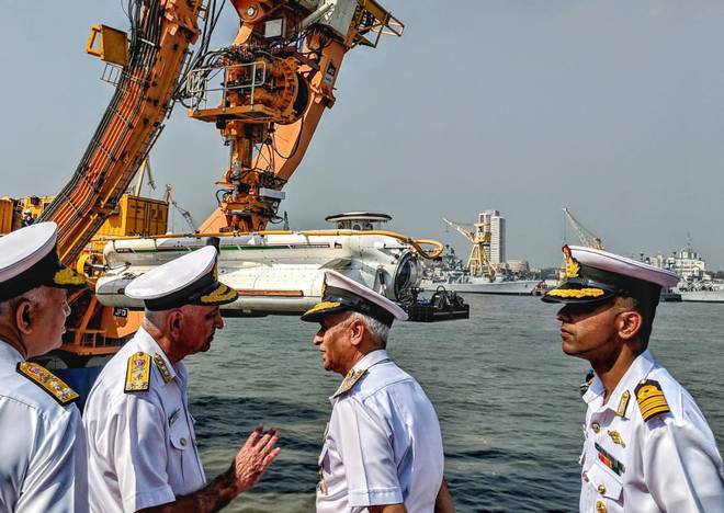 Naval lion's share in Mumbai's progress - Praveen Dixit | मुंबईच्या प्रगतीत नौदलाचा सिंहाचा वाटा - प्रवीण दीक्षित