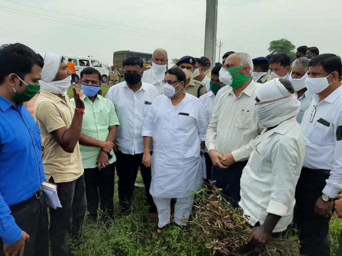 First the fraud of the seed, then the danger of nature; cry of the farmers before the Guardian Minister | आधी बियाणांचा धोका, नंतर निसर्गाचा कोप; शेतकऱ्यांचा पालकमंत्र्यांसमोर टाहो First the fraud of the seed, then the danger of nature; cry of the farmers before the Guardian Minister | आधी बियाणांचा धोका, नंतर निसर्गाचा कोप; शेतकऱ्यांचा पालकमंत्र्यांसमोर टाहो