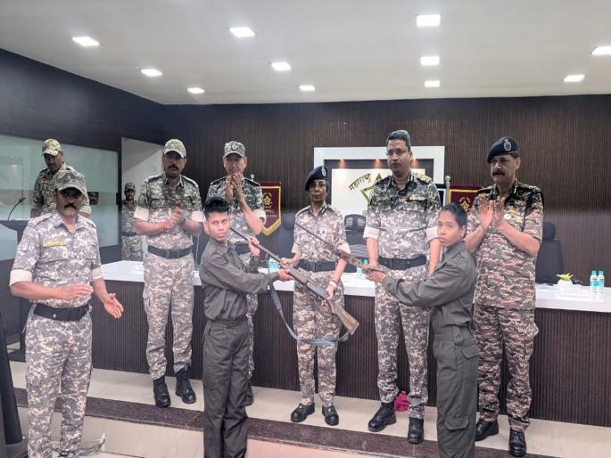 11 Maoists surrender with weapons, weapons were laid down in the presence of Director General Rashmi Shukla, reward was Rs 82 lakhs | ११ जहाल माओवाद्यांचे शस्त्रांसह आत्मसमर्पण, महासंचालक रश्मी शुक्ला यांच्या उपस्थितीत टाकले शस्त्र, ८२ लाखांचे होते इनाम 11 Maoists surrender with weapons, weapons were laid down in the presence of Director General Rashmi Shukla, reward was Rs 82 lakhs | ११ जहाल माओवाद्यांचे शस्त्रांसह आत्मसमर्पण, महासंचालक रश्मी शुक्ला यांच्या उपस्थितीत टाकले शस्त्र, ८२ लाखांचे होते इनाम 