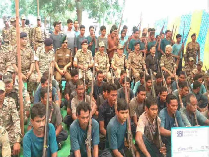 62 Lakshman made surrender; The police handed over 51 country arms to the police | ६२ नक्षलवाद्यांनी केले आत्मसमर्पण; पोलिसांकडे ५१ देशी शस्त्रास्त्रे सोपविली