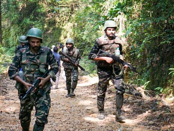 19 Naxalites surrender in Bijapur, Chhattisgarh, 9 people had a reward of Rs 28 lakh | छत्तीसगडमधील बिजापूरमध्ये १९ नक्षलवाद्यांनी आत्मसमर्पण केले, ९ जणांवर होते २८ लाख रुपयांचे बक्षीस 19 Naxalites surrender in Bijapur, Chhattisgarh, 9 people had a reward of Rs 28 lakh | छत्तीसगडमधील बिजापूरमध्ये १९ नक्षलवाद्यांनी आत्मसमर्पण केले, ९ जणांवर होते २८ लाख रुपयांचे बक्षीस