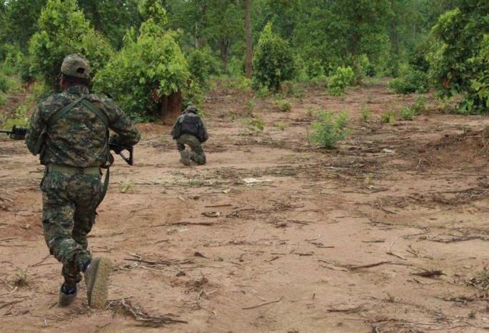 Naxalite attack in Gadchiroli, three jawans injured | गडचिरोलीत नक्षलवाद्यांचा भीषण हल्ला, तीन जवान जखमी Naxalite attack in Gadchiroli, three jawans injured | गडचिरोलीत नक्षलवाद्यांचा भीषण हल्ला, तीन जवान जखमी