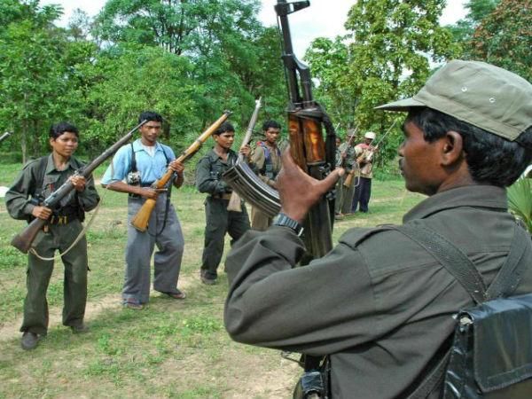 Naxalites looted a truck loaded with thousands of kilos of explosives, shocking incident in Odisha | नक्षलवाद्यांनी लुटला हजारो किलो स्फोटकांनी भरलेला ट्रक, ओडिशामधील धक्कादायक घटना Naxalites looted a truck loaded with thousands of kilos of explosives, shocking incident in Odisha | नक्षलवाद्यांनी लुटला हजारो किलो स्फोटकांनी भरलेला ट्रक, ओडिशामधील धक्कादायक घटना