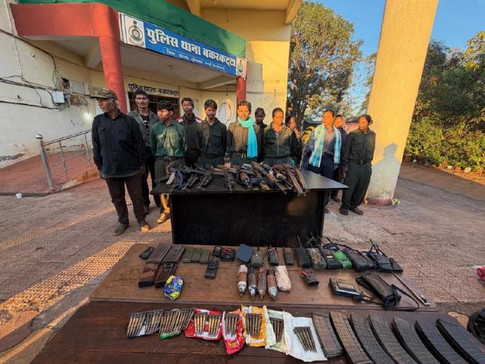 Naxalite Surrender: Big success in anti-Naxal campaign; 12 Naxalites surrender including notorious Naxal commander Ramdher Majji | मोठी बातमी! कुख्यात 22 नक्षलवाद्यांचे आत्मसमर्पण; महाराष्ट्र-छत्तीसगड-मध्य प्रदेश नक्षलमुक्त Naxalite Surrender: Big success in anti-Naxal campaign; 12 Naxalites surrender including notorious Naxal commander Ramdher Majji | मोठी बातमी! कुख्यात 22 नक्षलवाद्यांचे आत्मसमर्पण; महाराष्ट्र-छत्तीसगड-मध्य प्रदेश नक्षलमुक्त